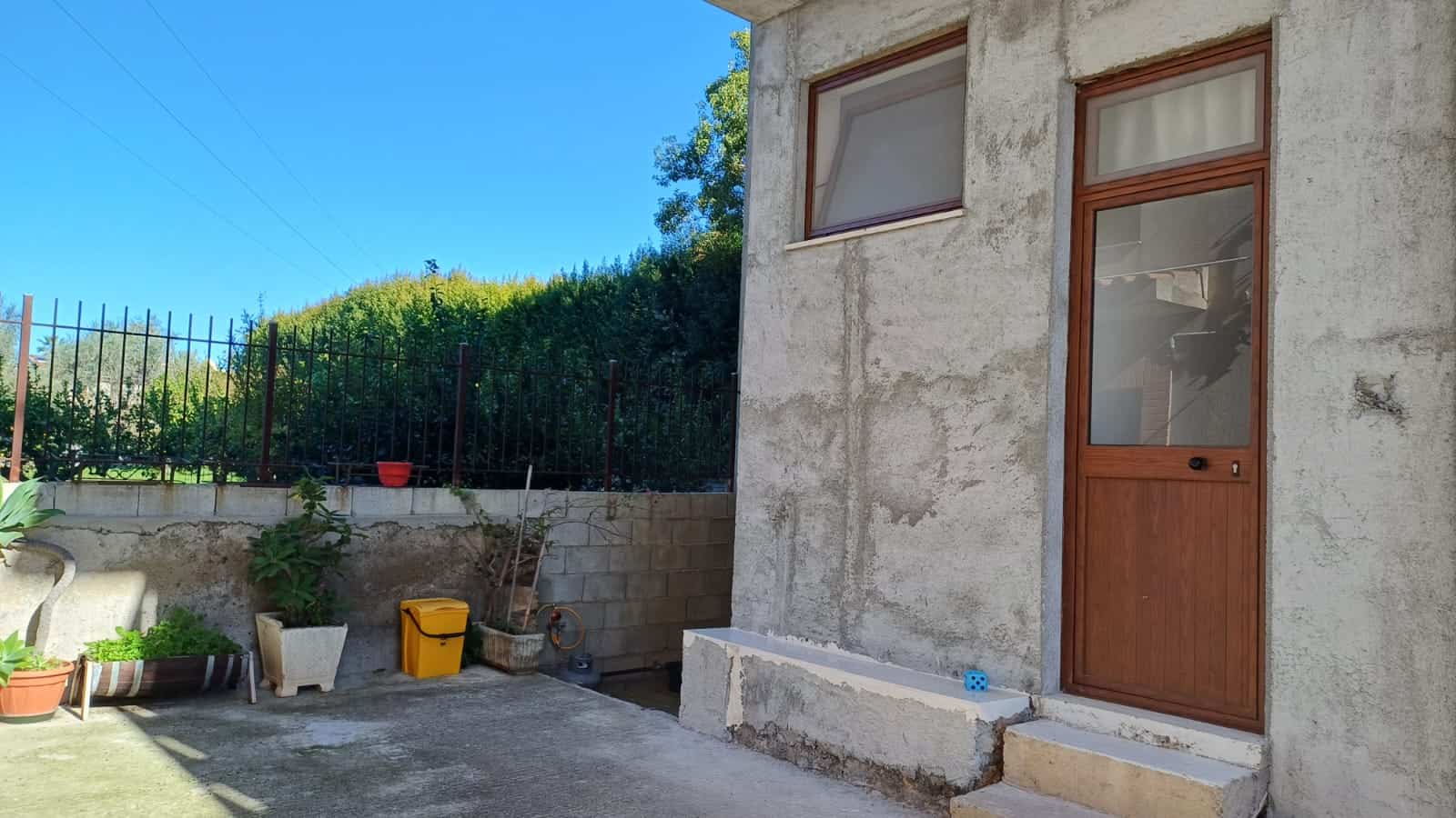 1. Portoncino d'ingresso in legno con finestra, esterno casa rustico, ingresso rustico, infisso in legno, porta in legno, porta esterna, abitazione terratetto, facciata casa, casa in campagna, ristrutturazione casa.