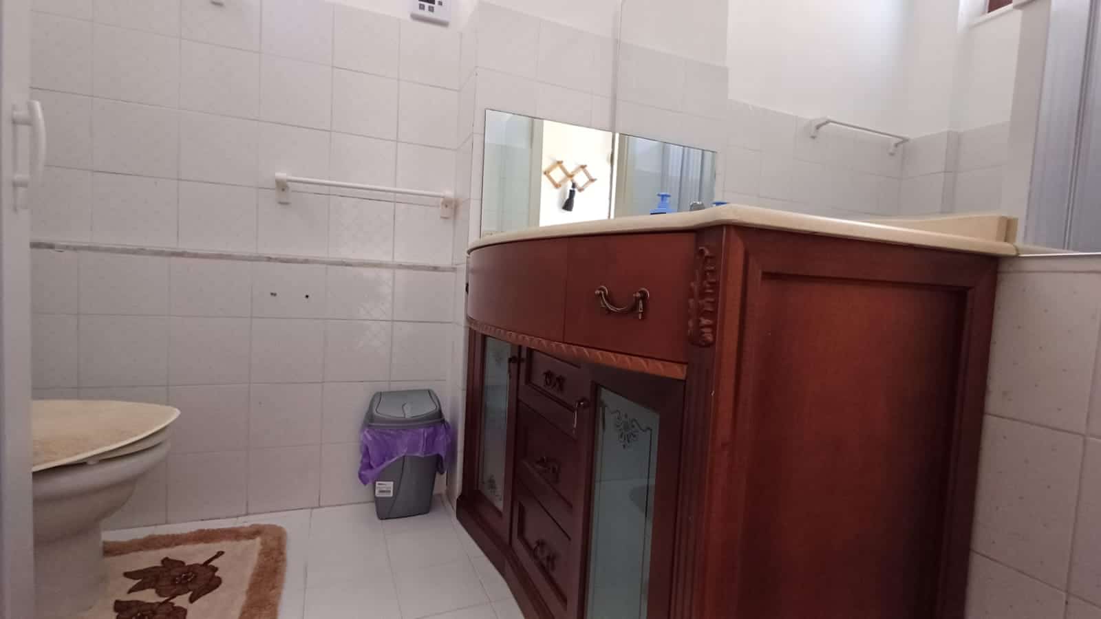 Lavabo in legno massiccio in bagno, stile tradizionale, mobili da bagno, arredo bagno classico, dettaglio di complementi di arredo per la casa.