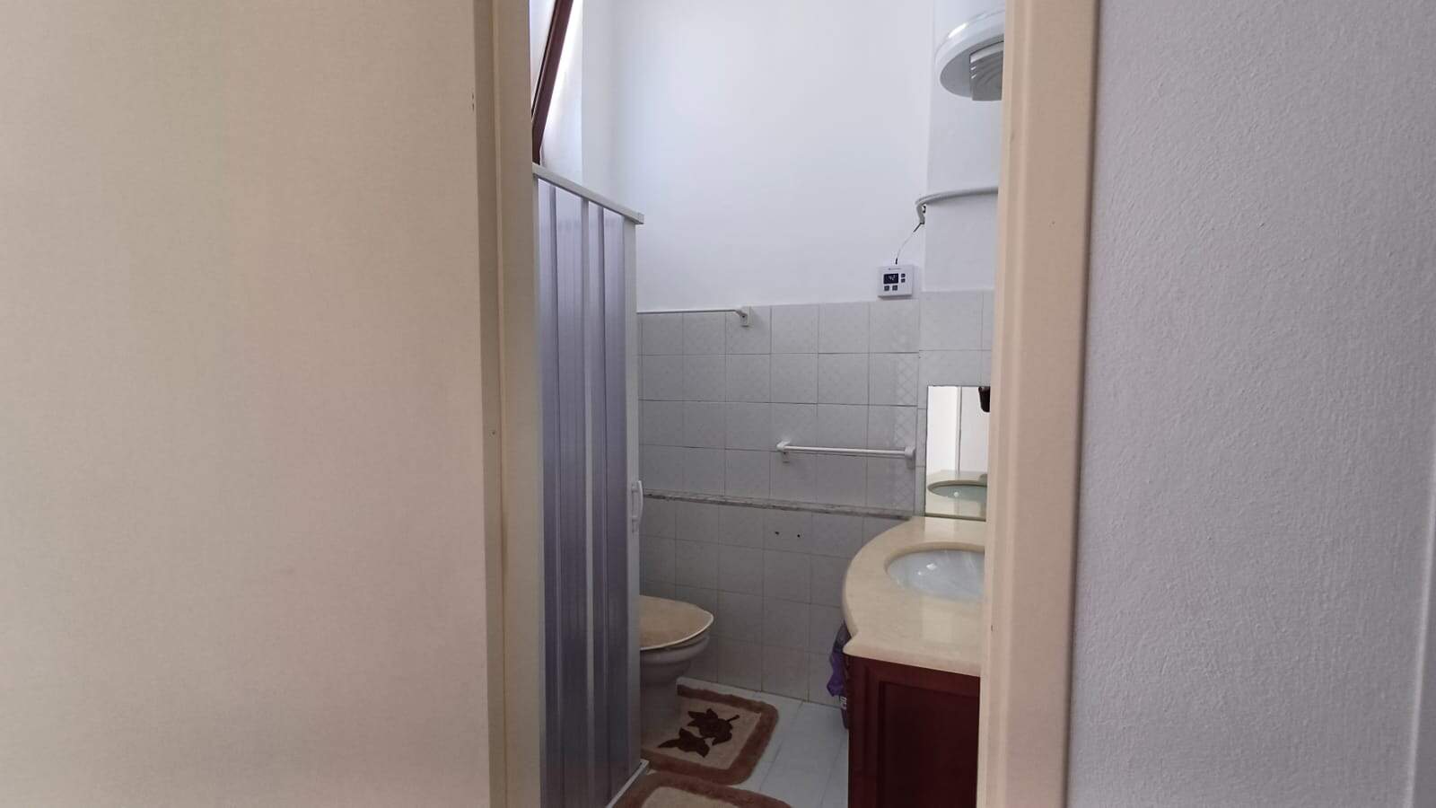 1. Bagno piccolo con lavabo, wc e servizi igienici in un appartamento NextCasa, ideale per soluzioni abitative funzionali e di qualità in zone centrali.