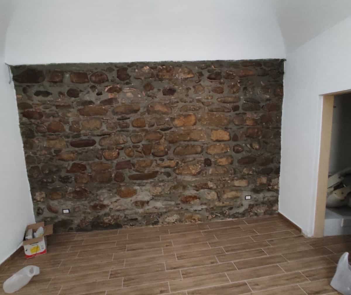 1. Parete in pietra a vista per arredo casa, stile rustico, ristrutturazione interni, ampia parete decorativa cucina o soggiorno.