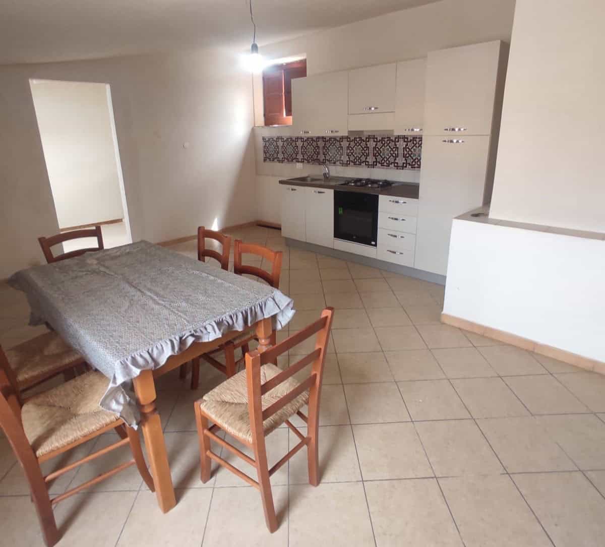 1. Cucina moderna in appartamento con zona pranzo e pavimento in gres, ideale per affitti turistici e residenziali a NextCasa.