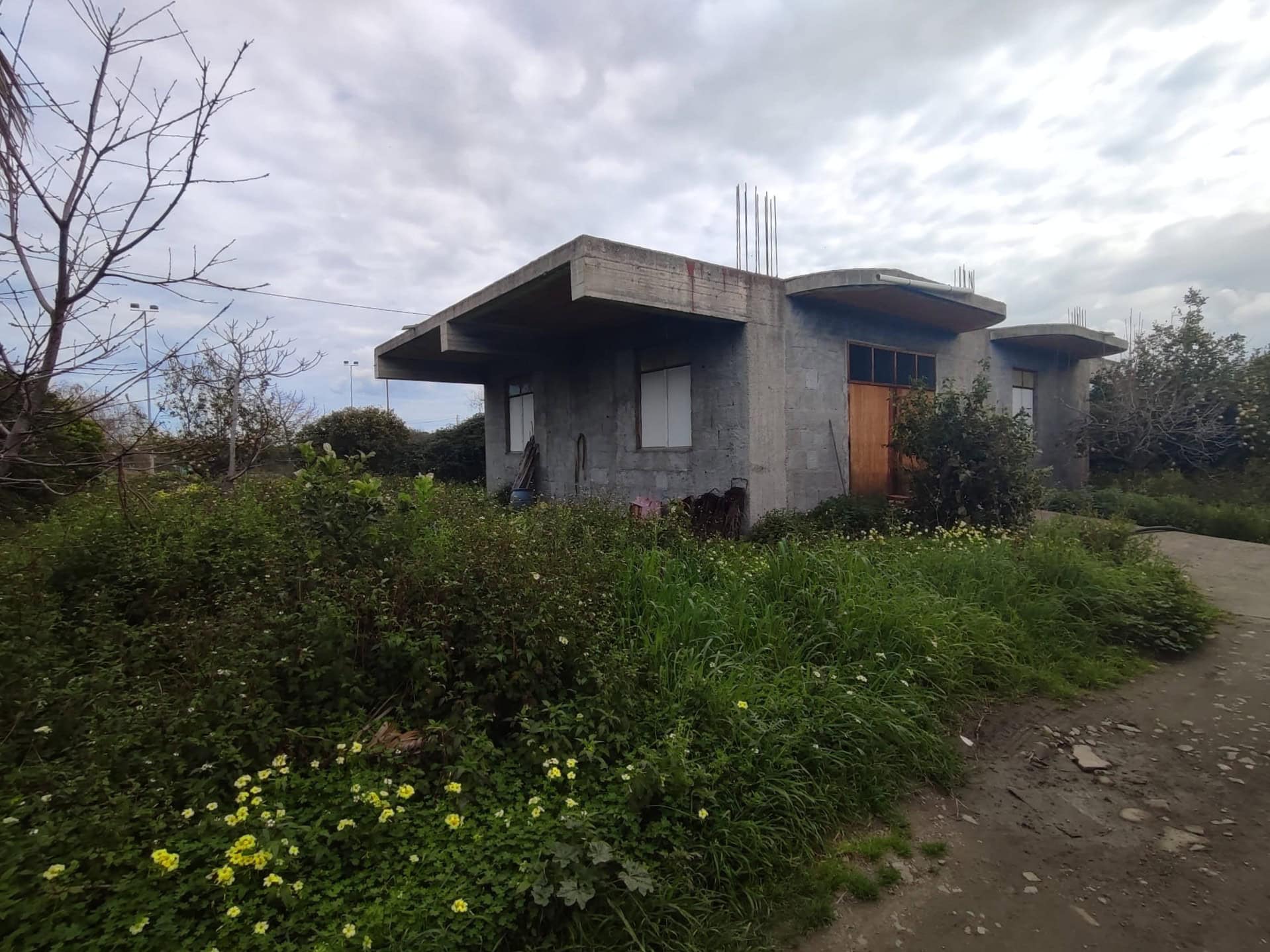 Casa in costruzione con struttura in cemento armato, situata in un contesto verde e naturale, ideale per realizzare la propria casa dei sogni in un ambiente tranquillo e rilassante.