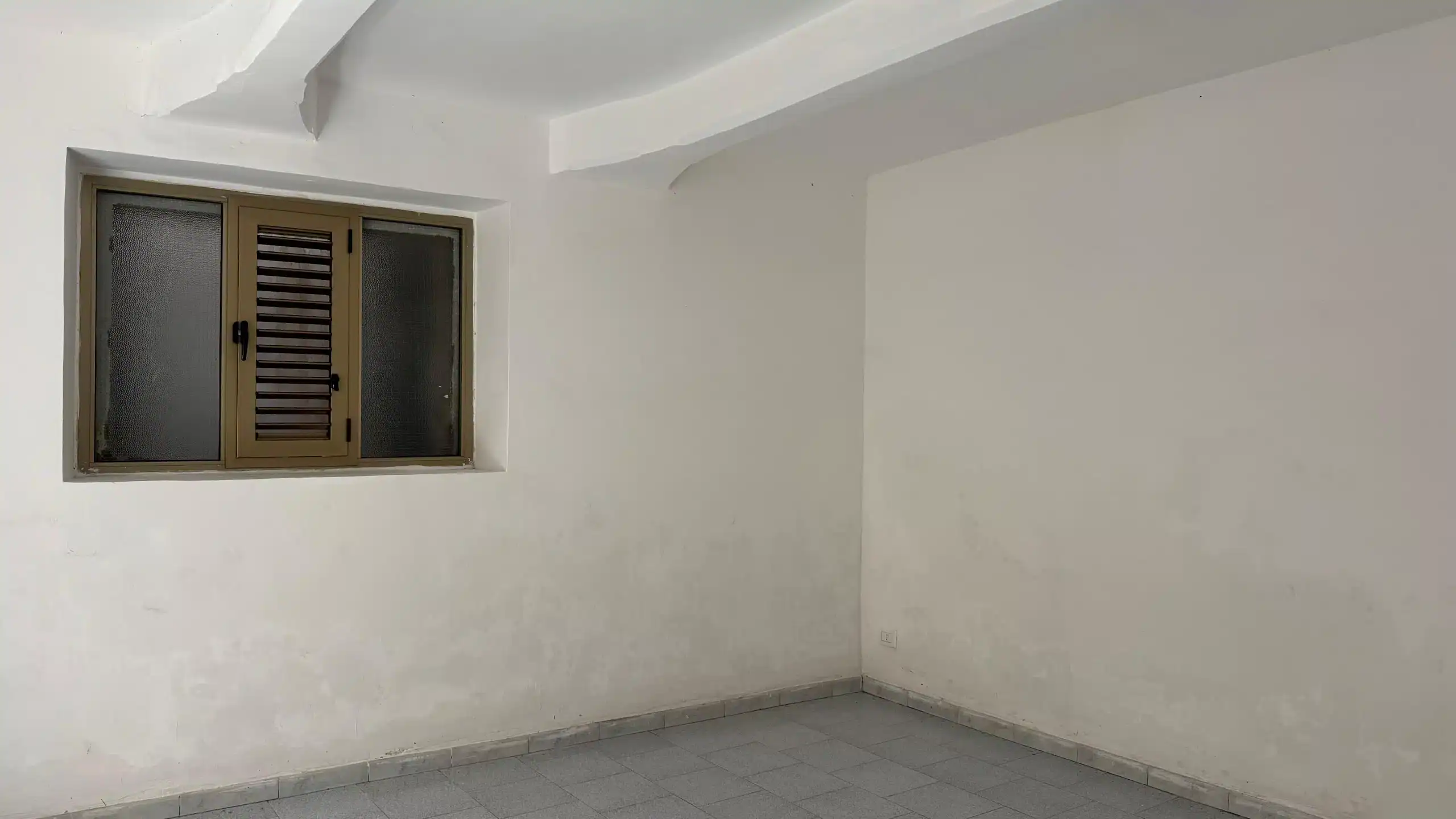 1. Finestre in alluminio con vetri oscurati in una stanza vuota di casa.