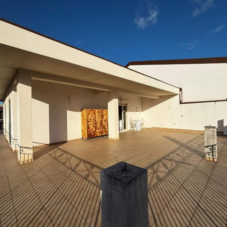 Ampio terrazzo panoramico di un appartamento in stile moderno, ideale per living outdoor e momenti di relax con vista sulla città, disponibile su NextCasa.