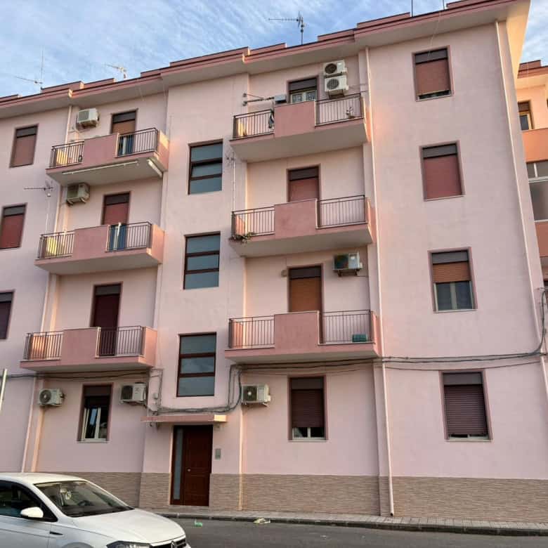 Appartamenti in vendita a Napoli, stabile residenziale con balconi, aria condizionata e parcheggio, ideale per famiglie, vicino ai servizi e trasporti pubblici, investimento immobiliare sicuro.