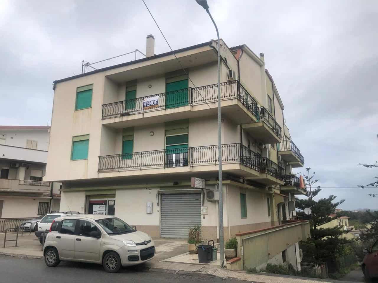 1. Appartamento in vendita a Napoli con balconi e parcheggio, edificio in zona centrale, possibilità di acquisto immediato, ottimo investimento immobiliare.