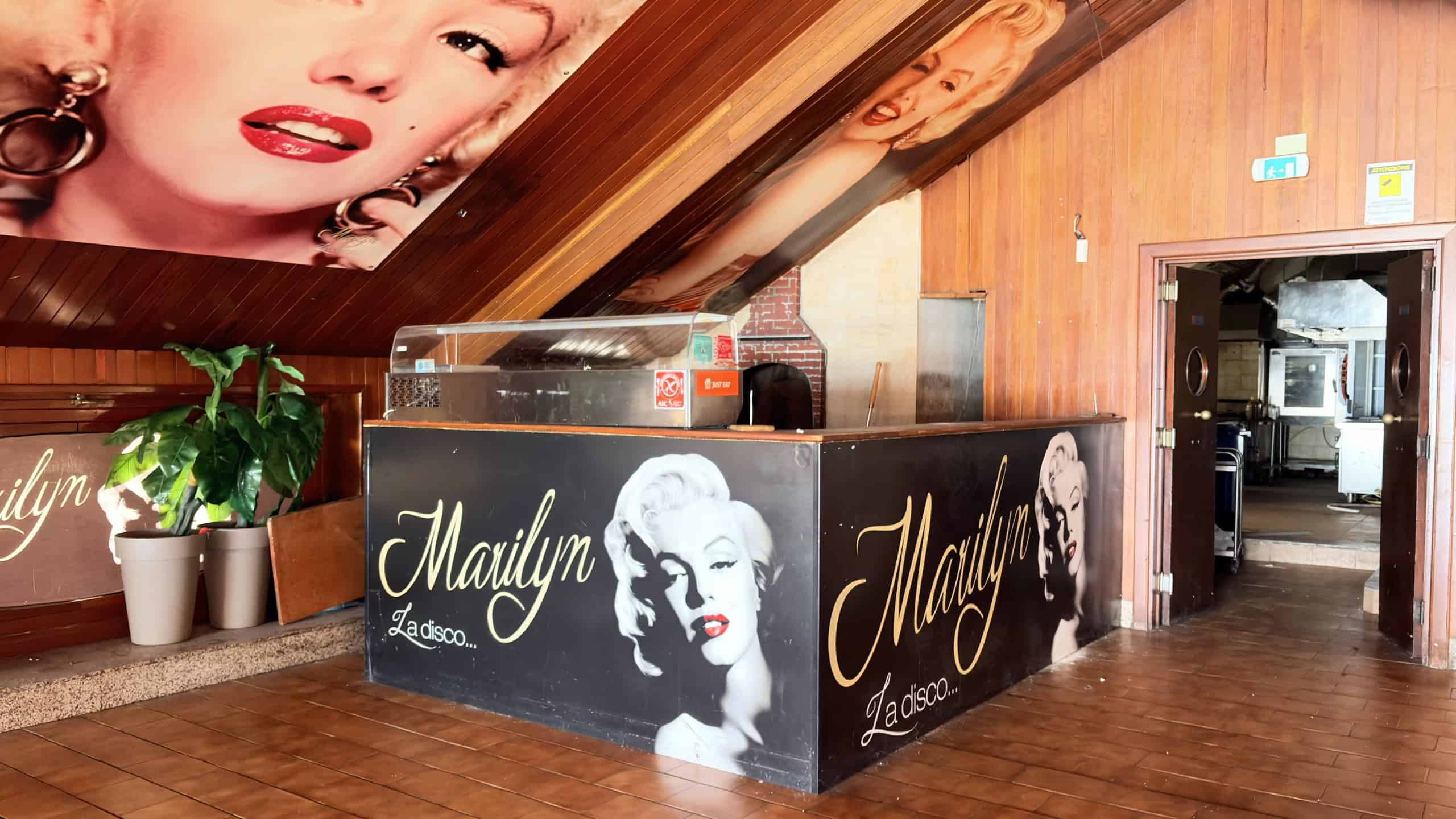 1. Scaffale e mobili interni con decorazione Marilyn Monroe, atmosfera vintage e accogliente in ambiente di ristorante o bar anni '50.