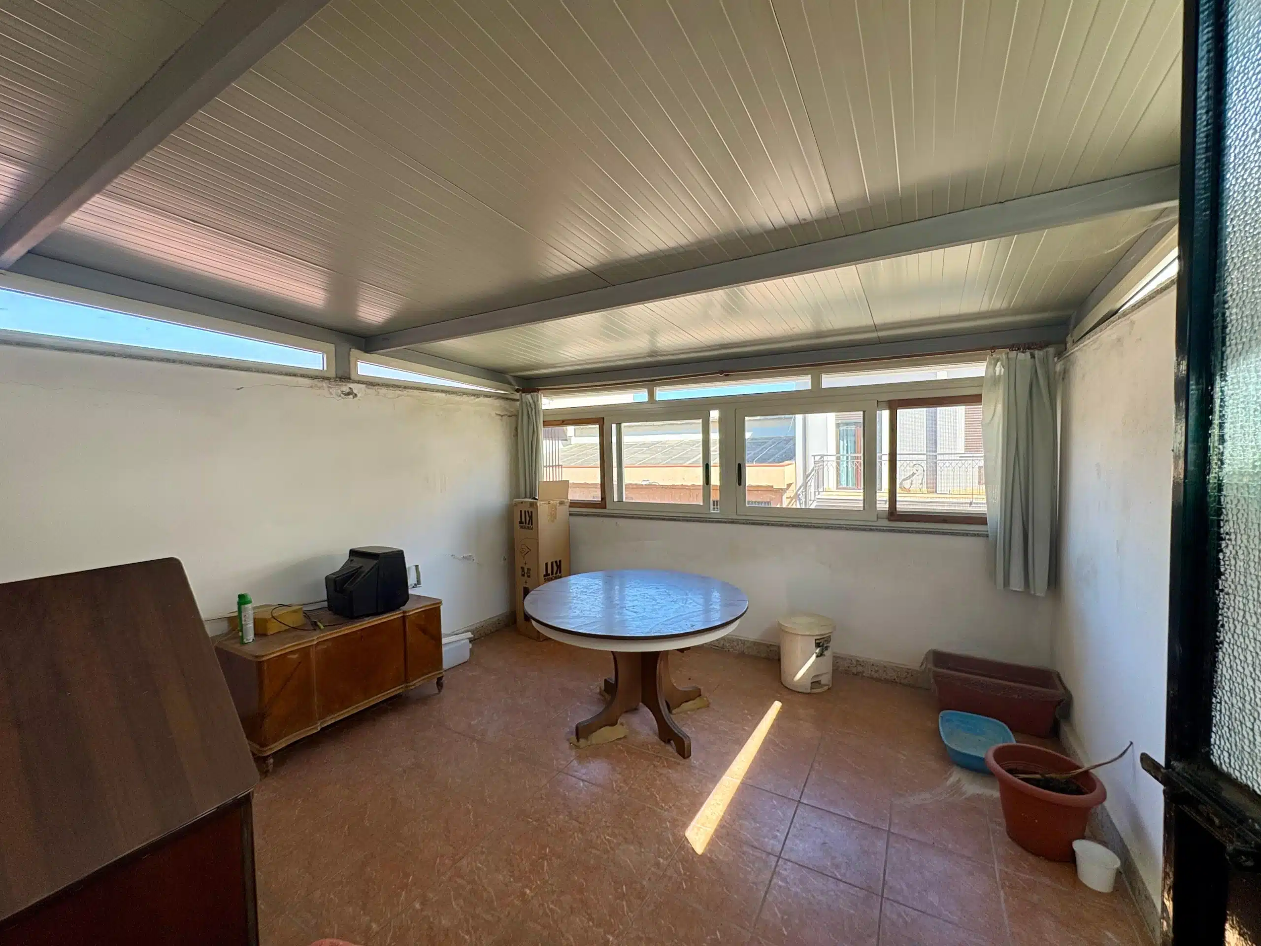 Ampio terrazzo coperto in appartamento con vista luminosa, ideale per relax e convivialità, vicino ai servizi e alle zone centrali della città, ottimo investimento immobiliare.