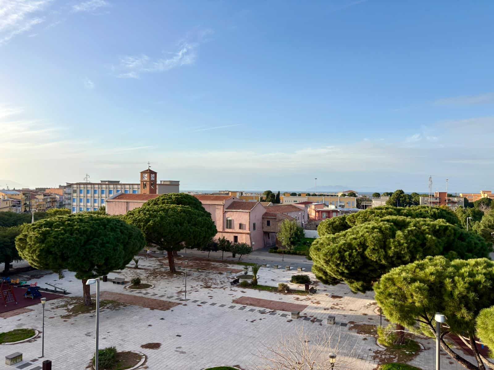 Appartamento in vendita a Cisternino, con vista panoramica sulla piazza principale e sull'antico centro storico. Ottima posizione, arredato e ristrutturato, ideale come investimento o prima casa.
