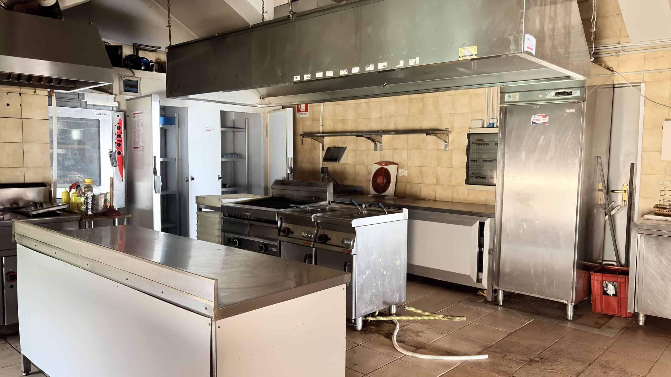 Pentole professionali in cucina industriale, attrezzature da ristorante, cucina commerciale in acciaio inox, spazio cucina per ristoranti e mense, attrezzature cucina professionale, NextCasa.