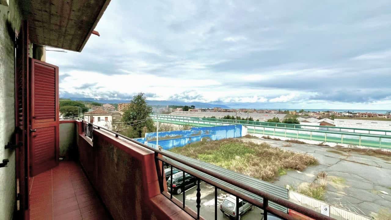 VISTA PANORAMICA da balcone di appartamento in affitto a NextCasa, vista sulla città, mare e paesaggio naturale, ambiente tranquillo e spazioso.