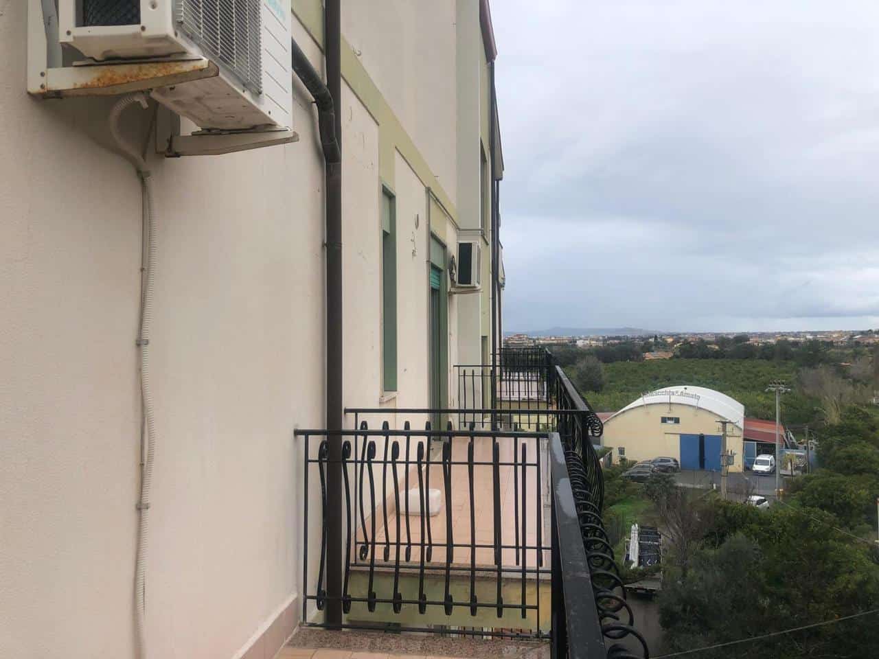1. Balcone di un appartamento con vista panoramica su aree verdi e città, ideale per relax e godersi il panorama.