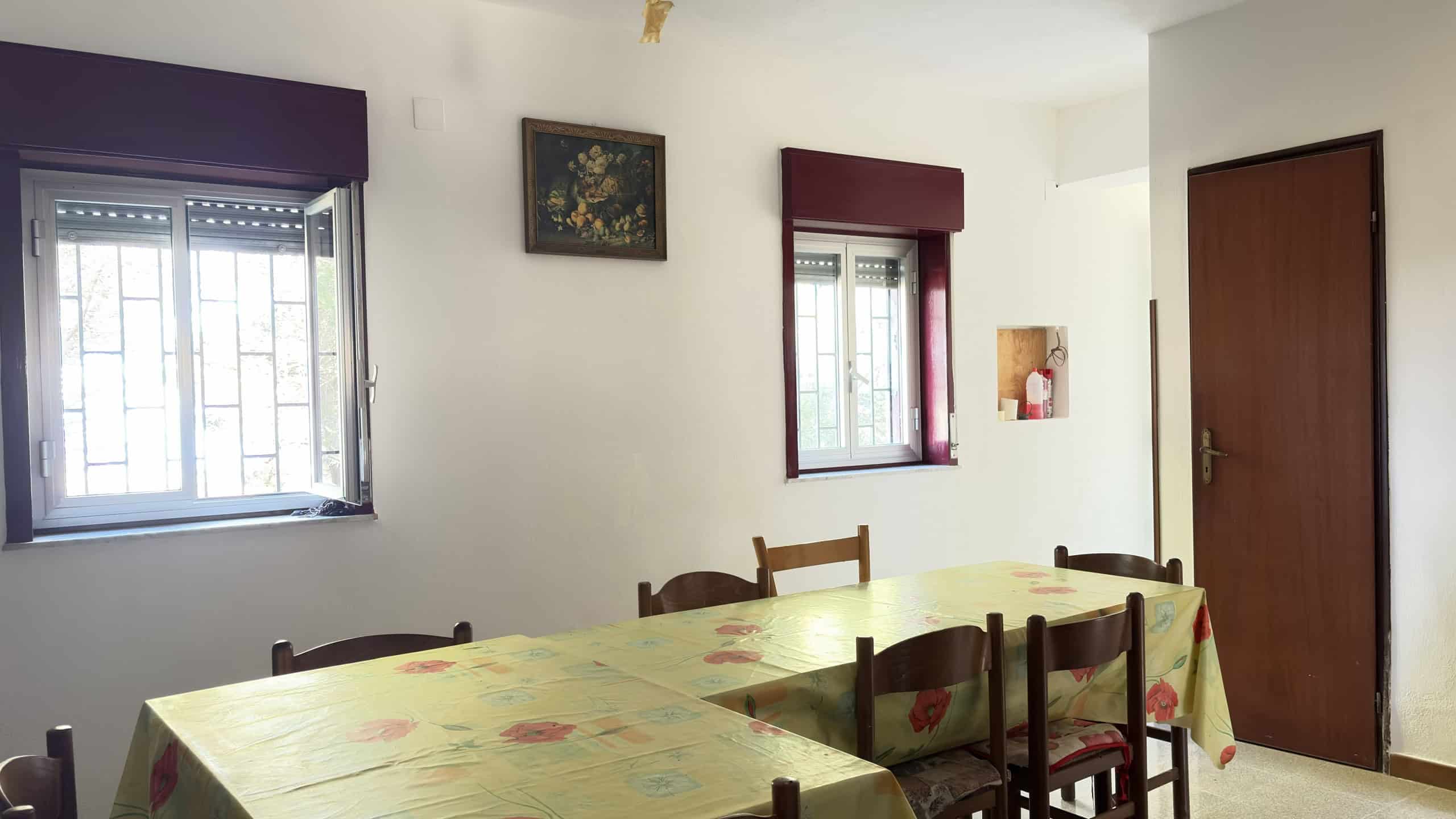 1. Finestre abitabili con inferriate in alluminio e doppi vetri, luminose e funzionali.