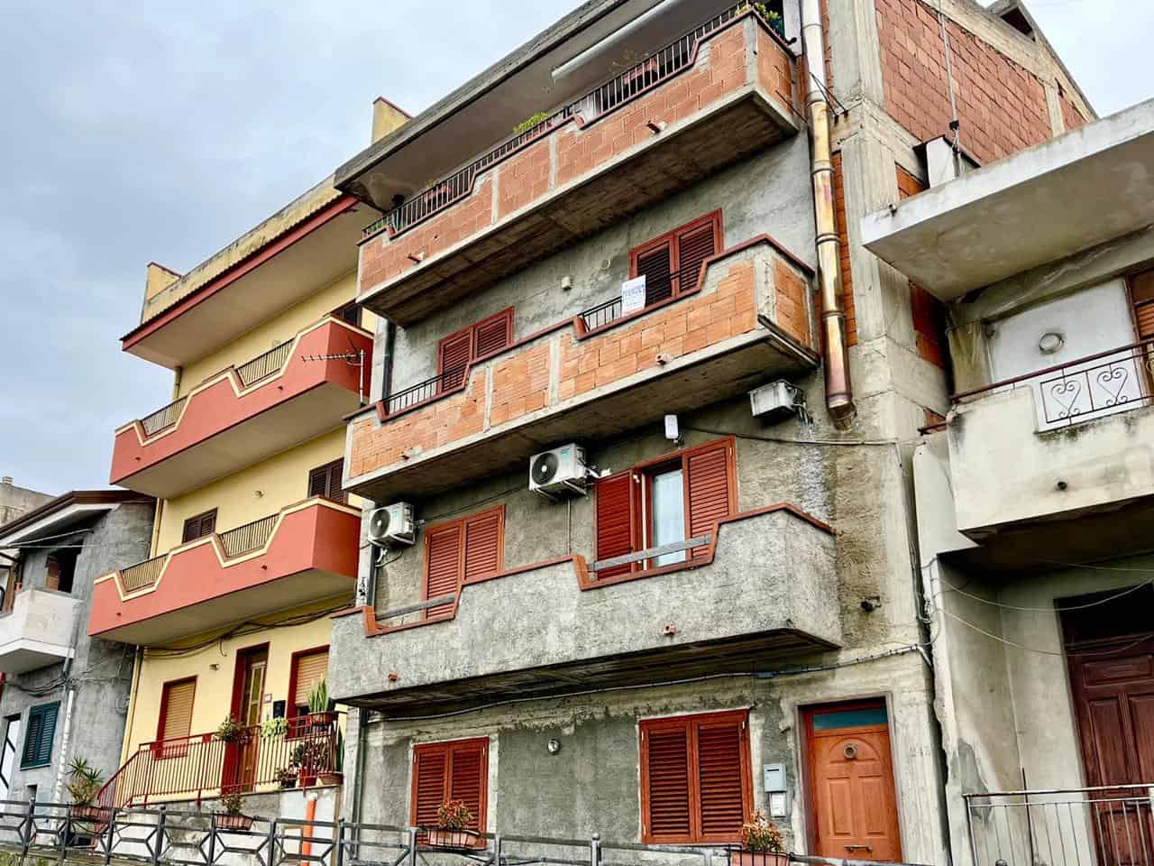 Appartamenti in vendita in edificio residenziale con balconi e aria condizionata. Soluzione ideale per investimento o abitazione a Palermo, con finiture da ristrutturare e ottima posizione centrale.