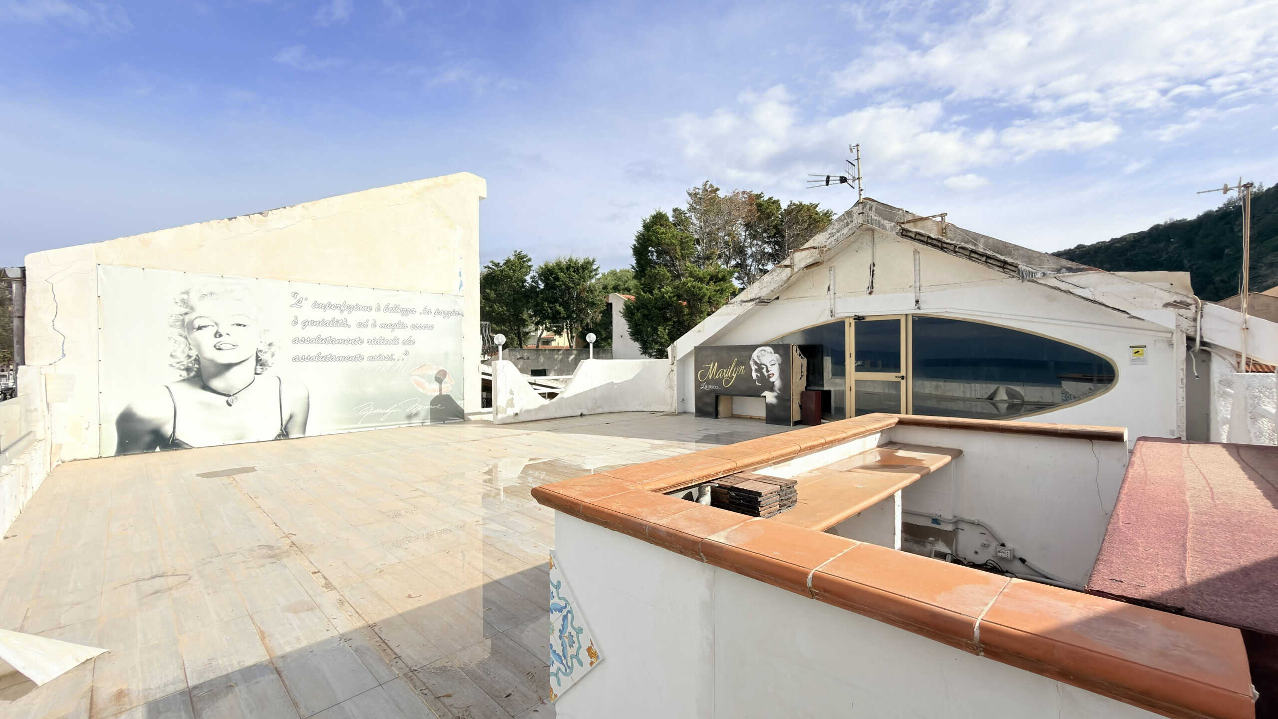Vista panoramica terrazza con decorazioni di stile artistico e spazi all'aperto, ideale per immobili di lusso, residence con terrazza e solarium, al centro di location esclusive per esterni.