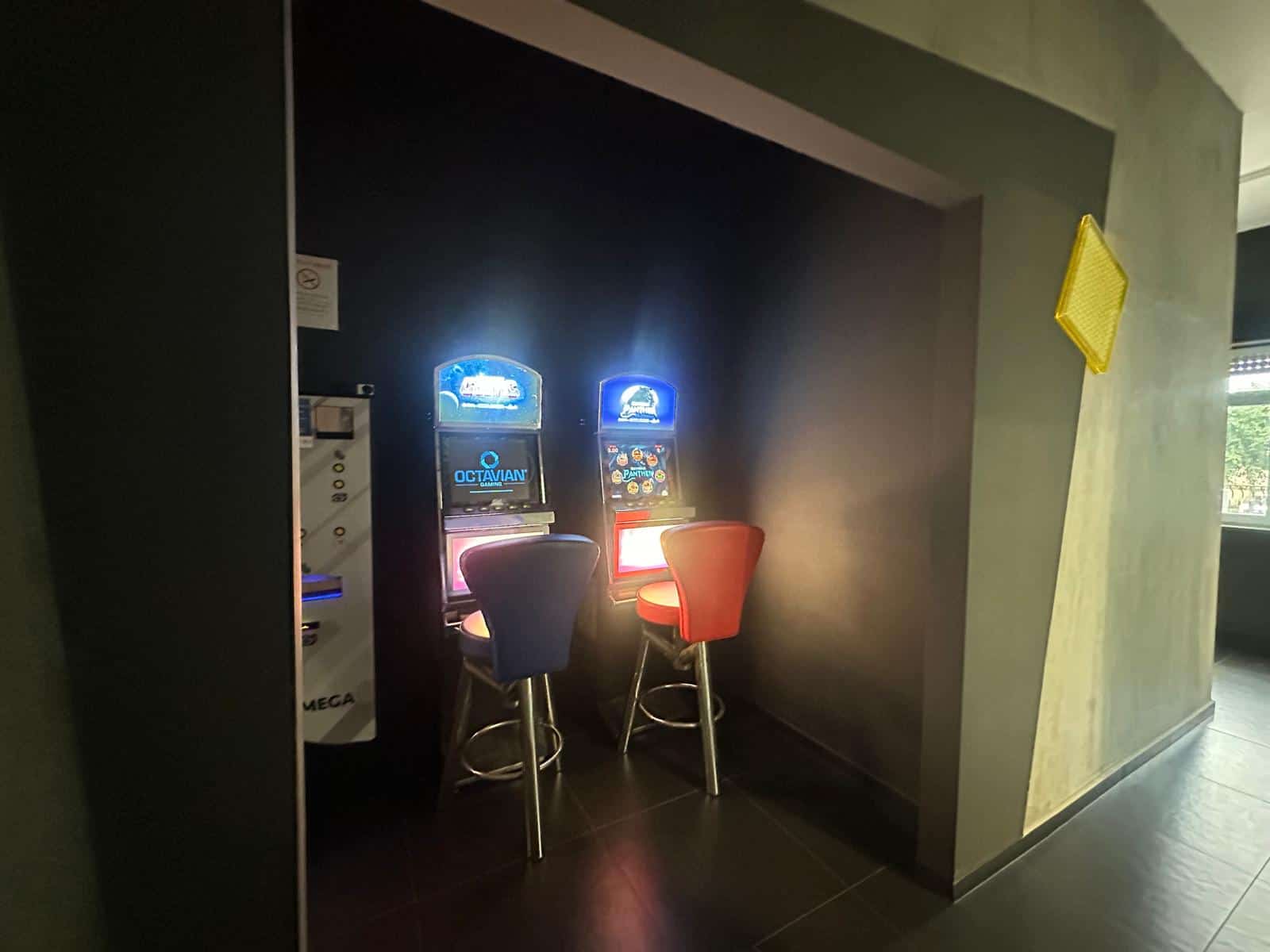 1. Minigiochi e slot machine da gaming room in un ambiente moderno e accogliente per il divertimento.