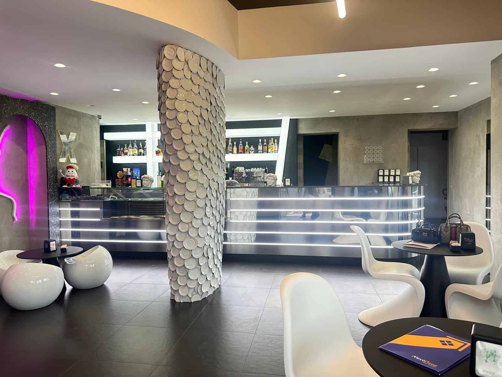 Vetroresina elegante e moderna con bancone elegante in un bar alla moda, arredamento raffinato e dettagli unici, ideale per ambienti di ristorazione di alta qualità.