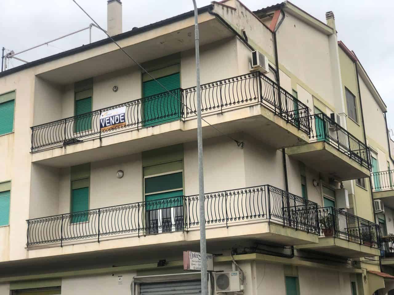 Appartamento in vendita con balconi e infissi in buone condizioni, situato in zona centrale, ideale per investimento o abitazione primaria, con opportunità di ristrutturazione.