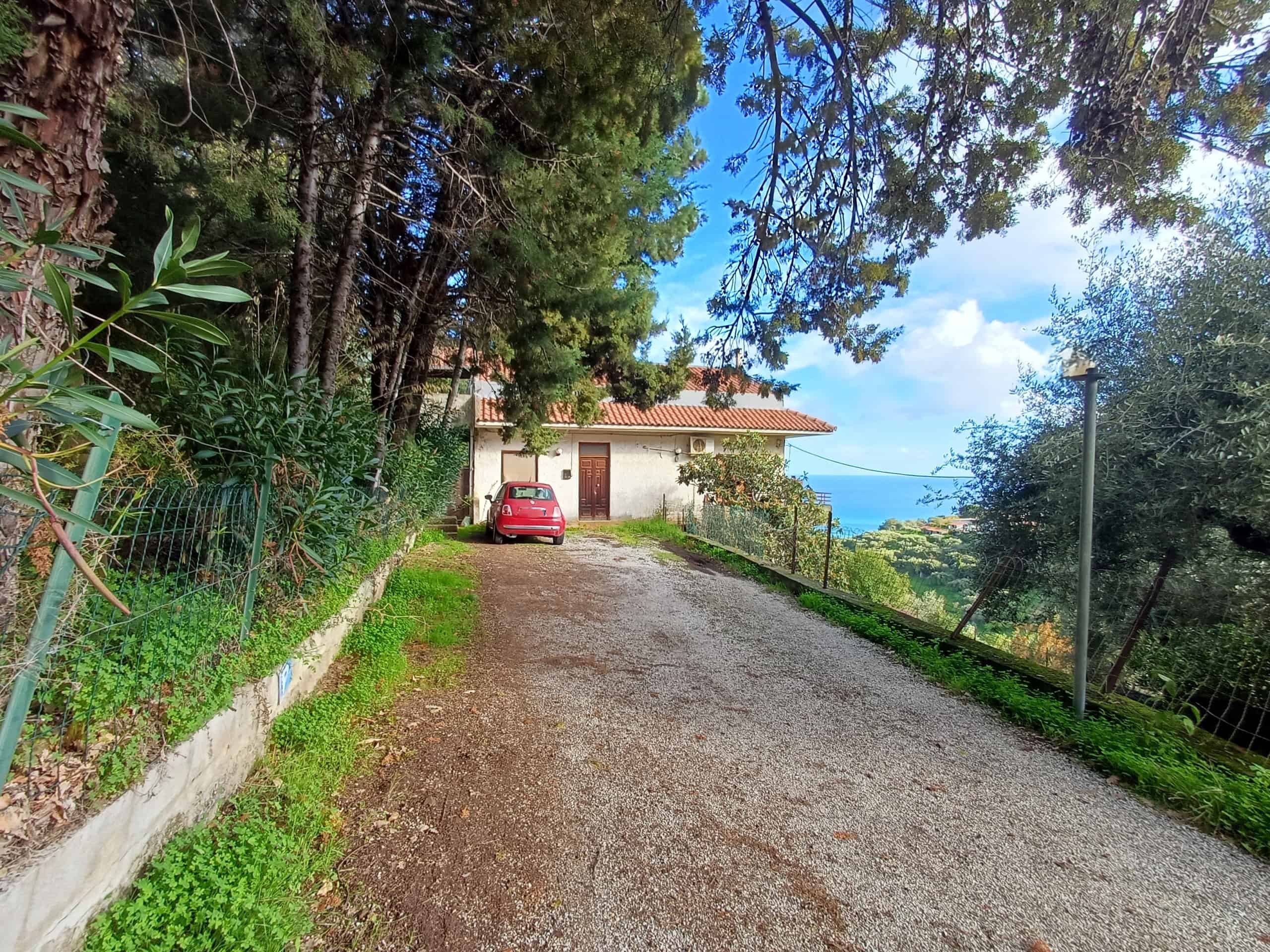 Auto immersa nel verde con vista mare, casa indipendente con ampio cortile, posizione tranquilla, ideale per vivere in relax e privacy. Perfetta come residenza estiva o investimento immobiliare.