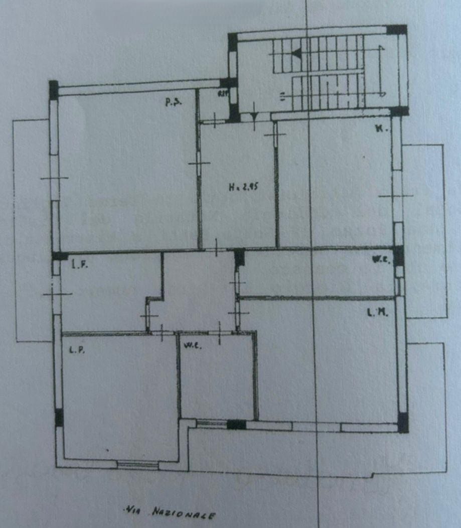 Ampio piano di casa con planimetria dettagliata, perfetto per investimenti immobiliari e ristrutturazioni. Progettazione accurata con stanze ben distribuite e altezza soffitti di 2,95 metri.