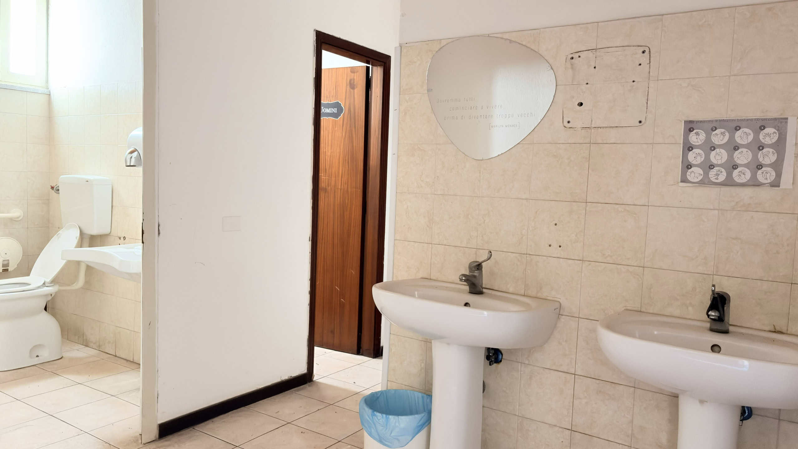 Lavandino e servizi igienici pubblici, spazio bagno moderno, sanitari e lavabo in stile minimal, ambiente pulito e funzionale, ideale per strutture commerciali o community.