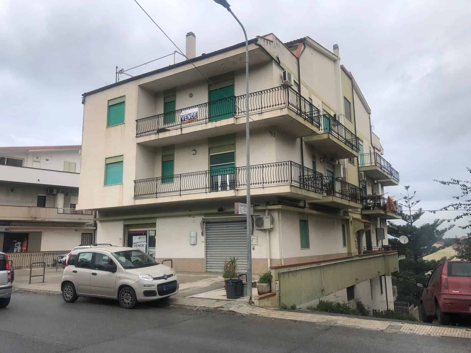 Appartamento in vendita a Napoli con 3 camere da letto, terrazzi spaziosi, tutto il comfort e posizione strategica ideale per famiglie e investimenti immobiliari.