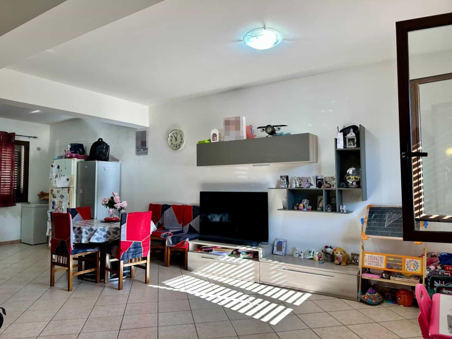 1.Mobili soggiorno con divano, televisore e scaffali decorativi, ambiente luminoso e accogliente.
