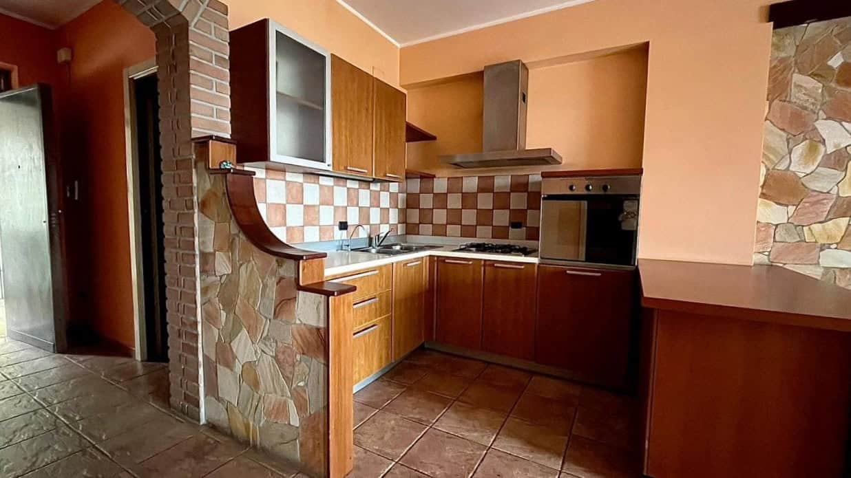 Alta qualità di cucina moderna con mobili in legno e pareti in stile checkered, ideale per appartamenti e case in vendita o in affitto. Perfetta per interni accoglienti e funzionali.