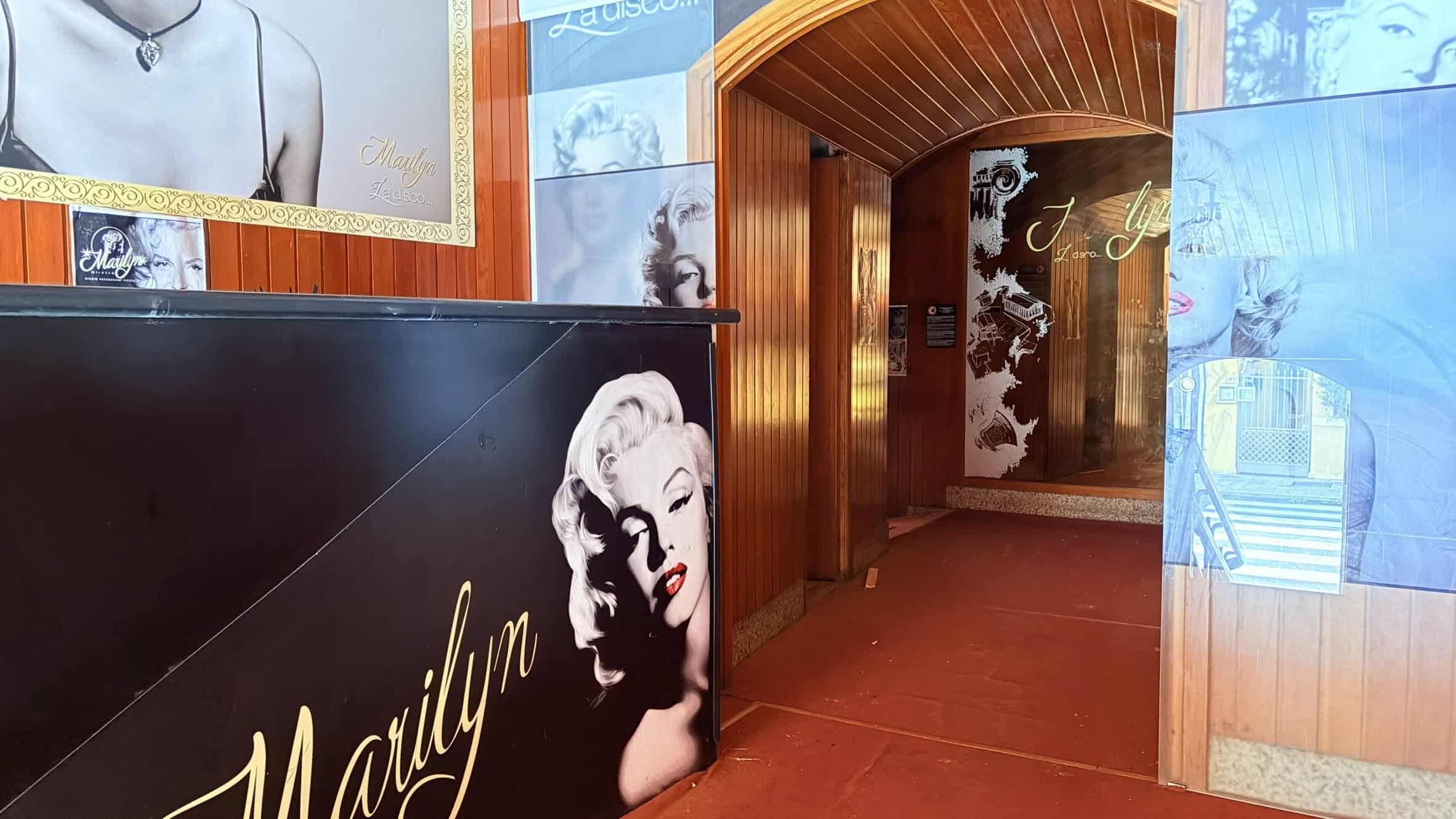 Elegante zona reception con decori in stile vintage e immagini iconiche di Marilyn Monroe, ambientazione accogliente e raffinata per servizi di consulenza immobiliare NextCasa.