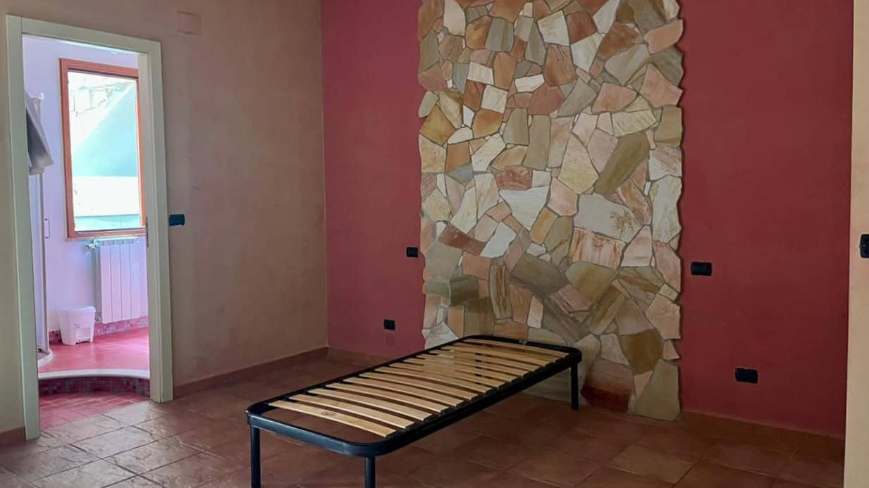 1. Pannello decorativo in pietra naturale su parete interna di casa, stile rustico.