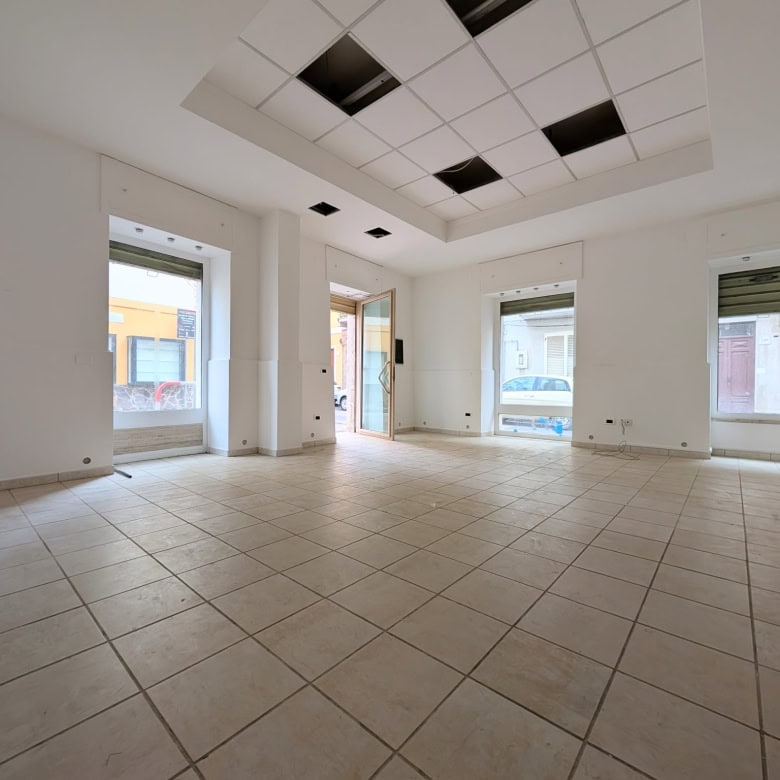 Spazio commerciale in prestigioso centro urbano, ampie vetrine, finiture moderne, pronto per attività commerciale o ufficio, luminoso e ben posizionato nel cuore della città.