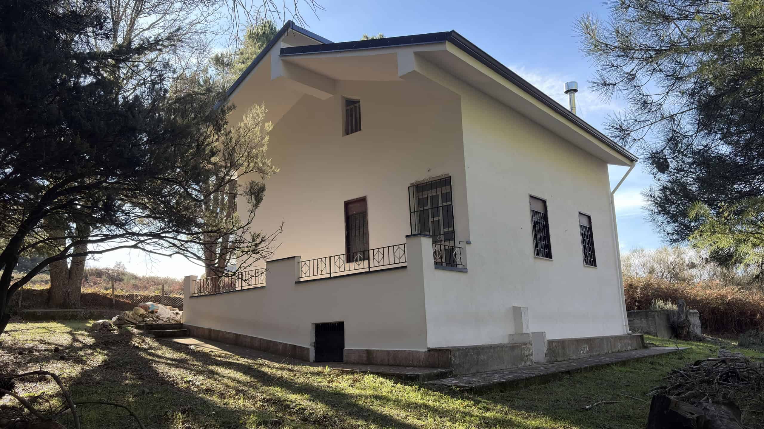 Ampia casa indipendente in zona verde con giardino, ideale per investimento immobiliare e vita tranquilla, con caratteristiche di alta qualità e comfort.
