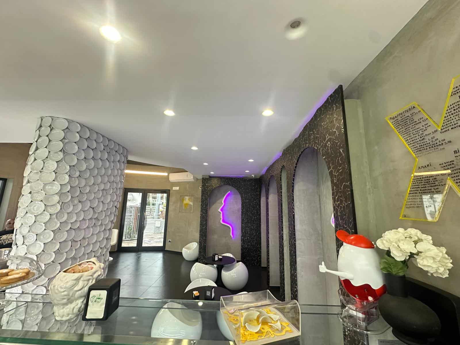Sala da tè moderna con pareti decorative, illuminazione LED e arredi eleganti in un ambiente accogliente NextCasa.