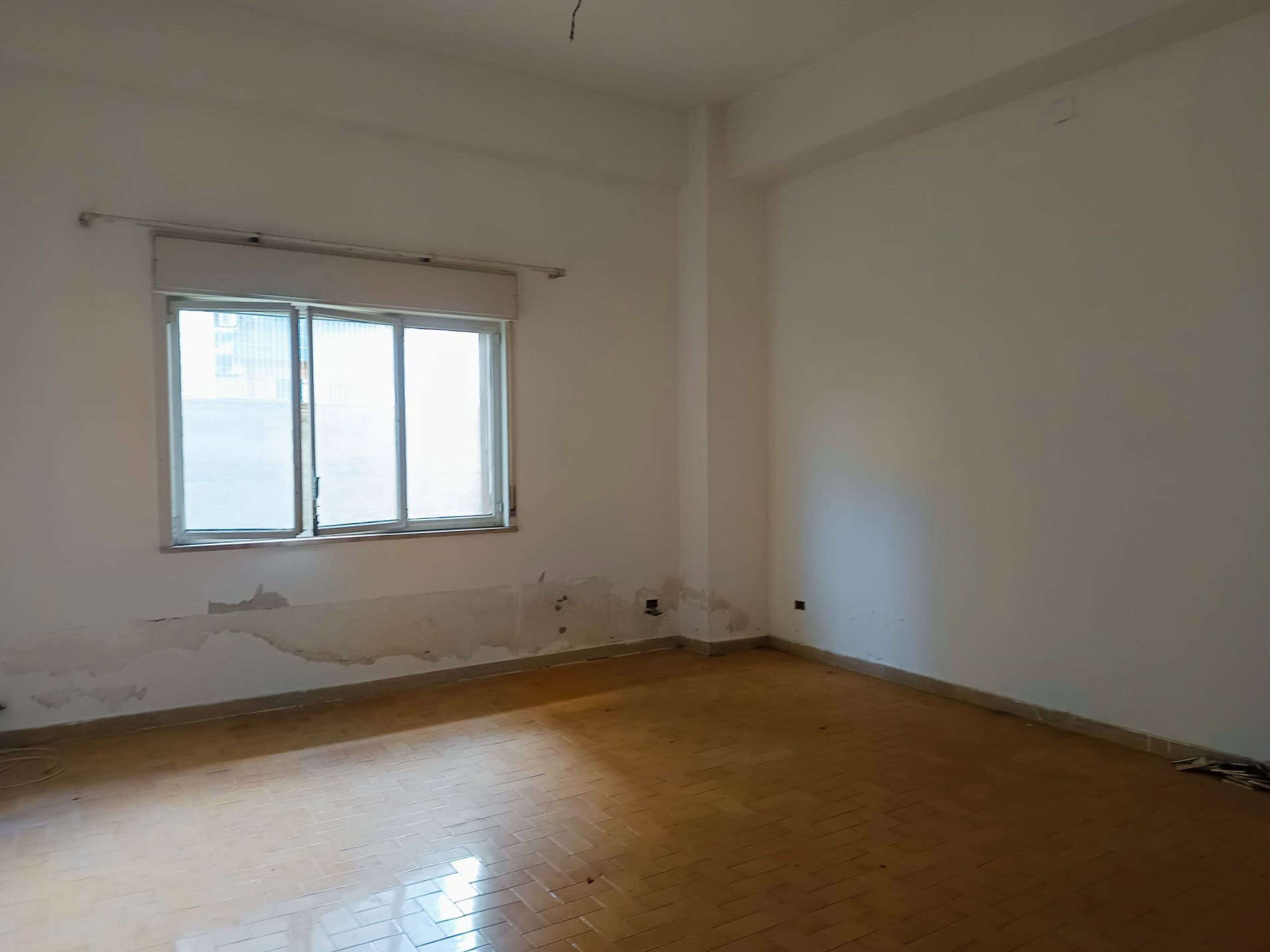 Appartamento in vendita con finestra luminosa, pavimento in parquet, ristrutturazione da completare, ideale per investimento o residenza, situato in zona centrale a Milano.