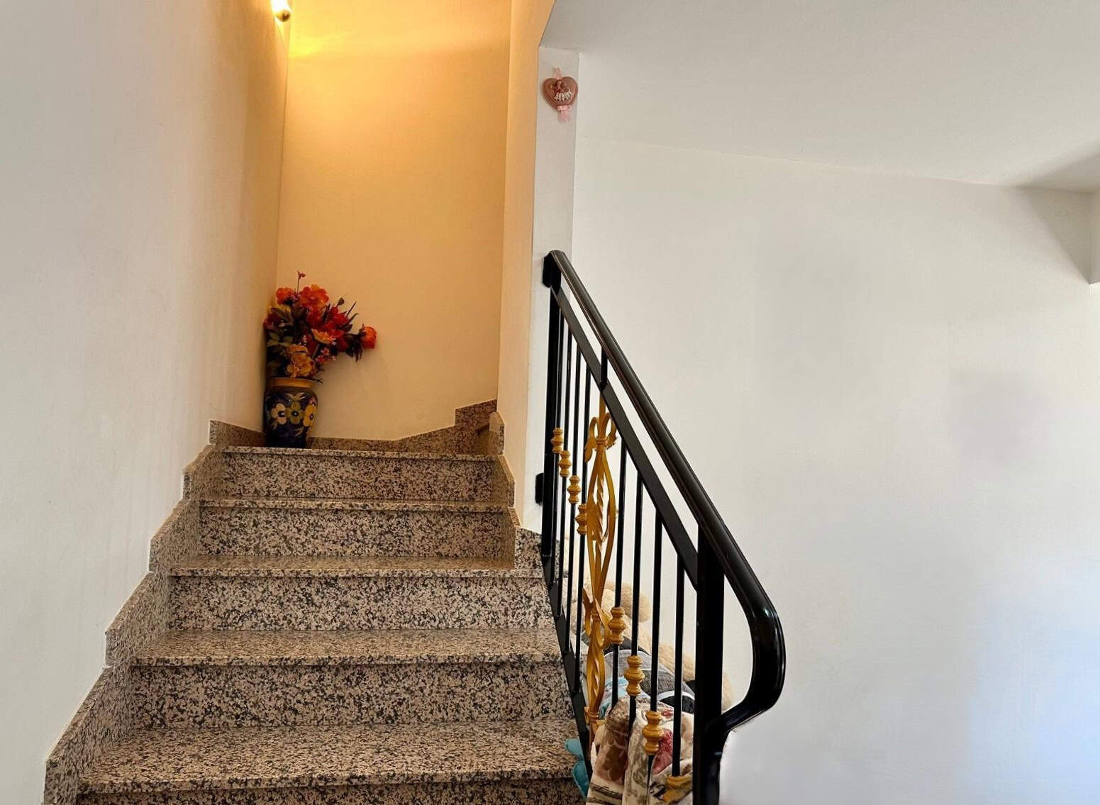 Scala in marmo con ringhiera in ferro battuto decorata, arredamento di interno, casa elegante, dettaglio di design domestico.