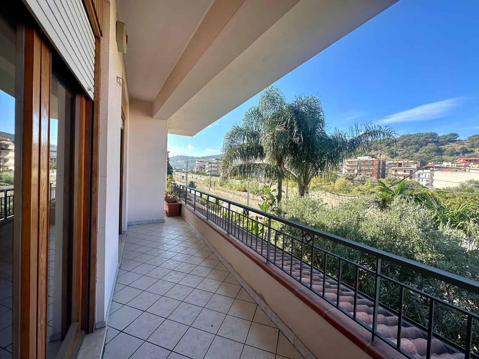 Ampio balcone con vista panoramica su aree verdi e colline, ideale per relax e svago in un appartamento in vendita con NextCasa.