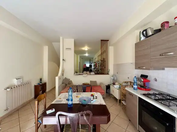 Appartamento in zona residenziale con soggiorno accogliente e cucina funzionale, ideale per famiglie e investimenti immobiliari a NextCasa.