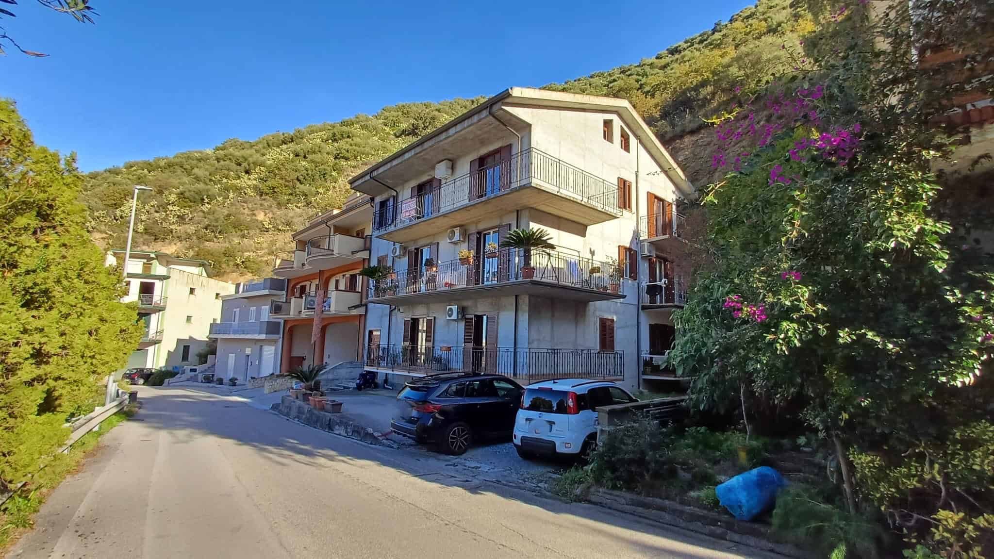 Appartamenti in vendita a NextCasa, complesso residenziale con vista sulle colline, parcheggio privato e balconi panoramici in zona tranquilla e verde.