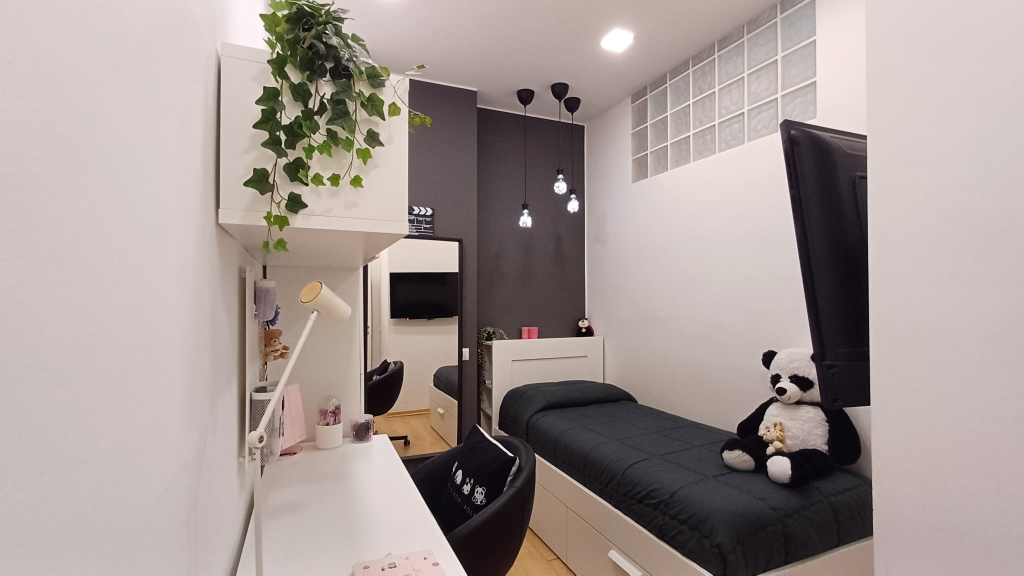 1. Camera singola moderna in camera da letto con arredamento minimal, dettagli decorativi e illuminazione soffusa, ideale per ambienti giovani e di tendenza.