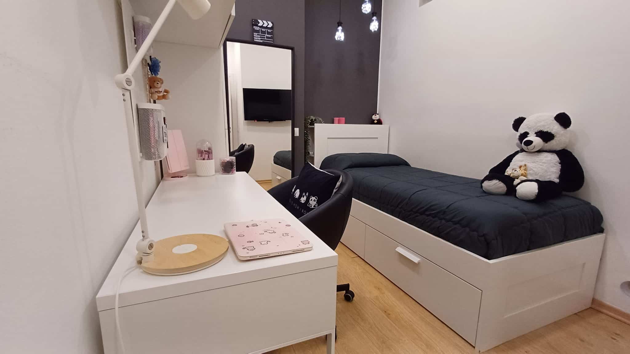 Letto singolo con armadio contenitore, camera da letto moderna per bambini o ragazzi, arredi bianchi e decorazioni adorable, ideale per ambienti giovani e funzionali.