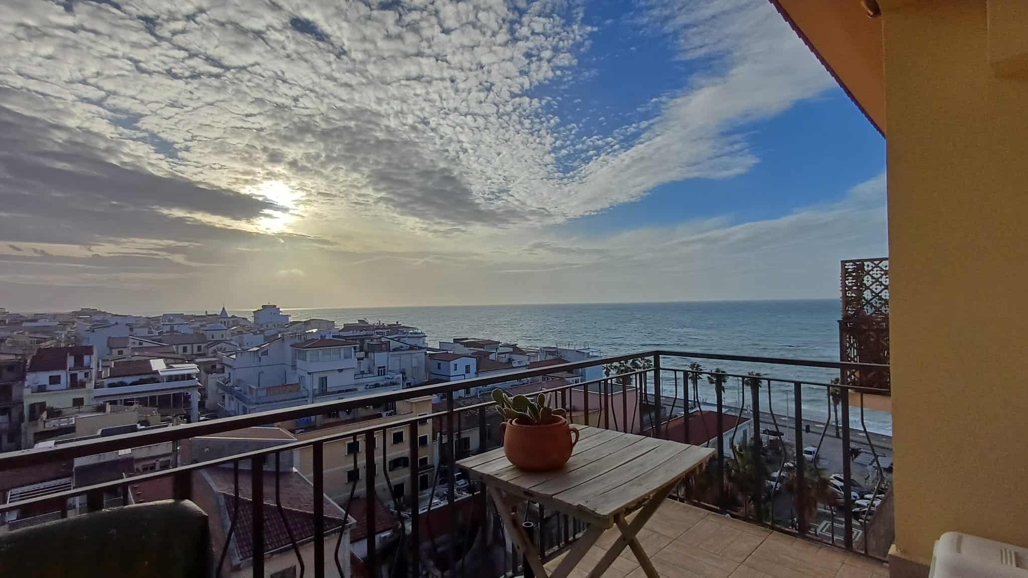 Balcone con vista mare e cielo nuvoloso, case vacanze NextCasa, appartamento a Rimini, terrazza panoramica, ambienti accoglienti con ampio panorama sulla costa adriatica.