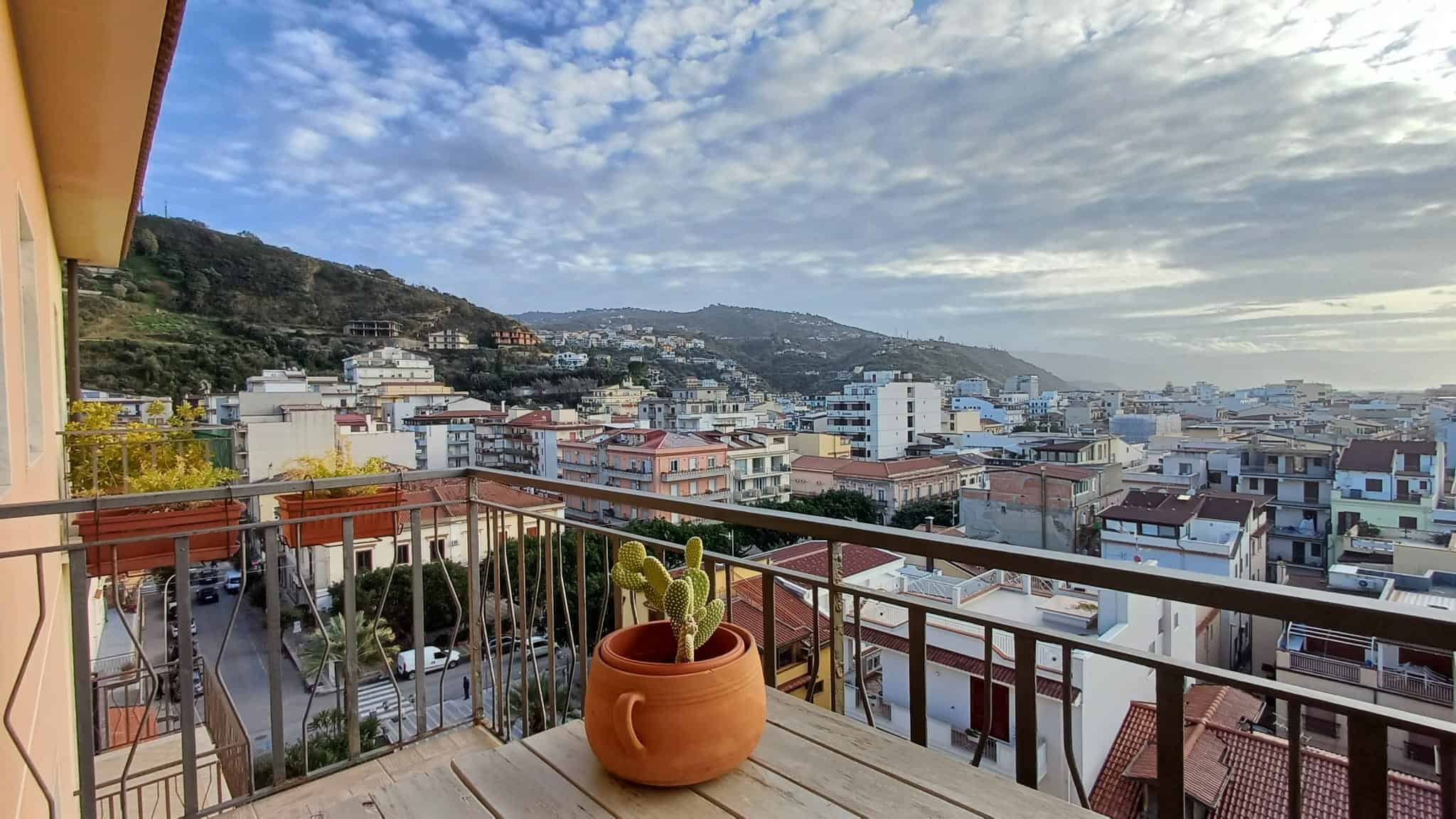 VISTA MARE DA BALCONE, IMMOBILI IN VENDITA E AFFITTO A NAPOLI, ANCONA, FURORE - NextCasa.