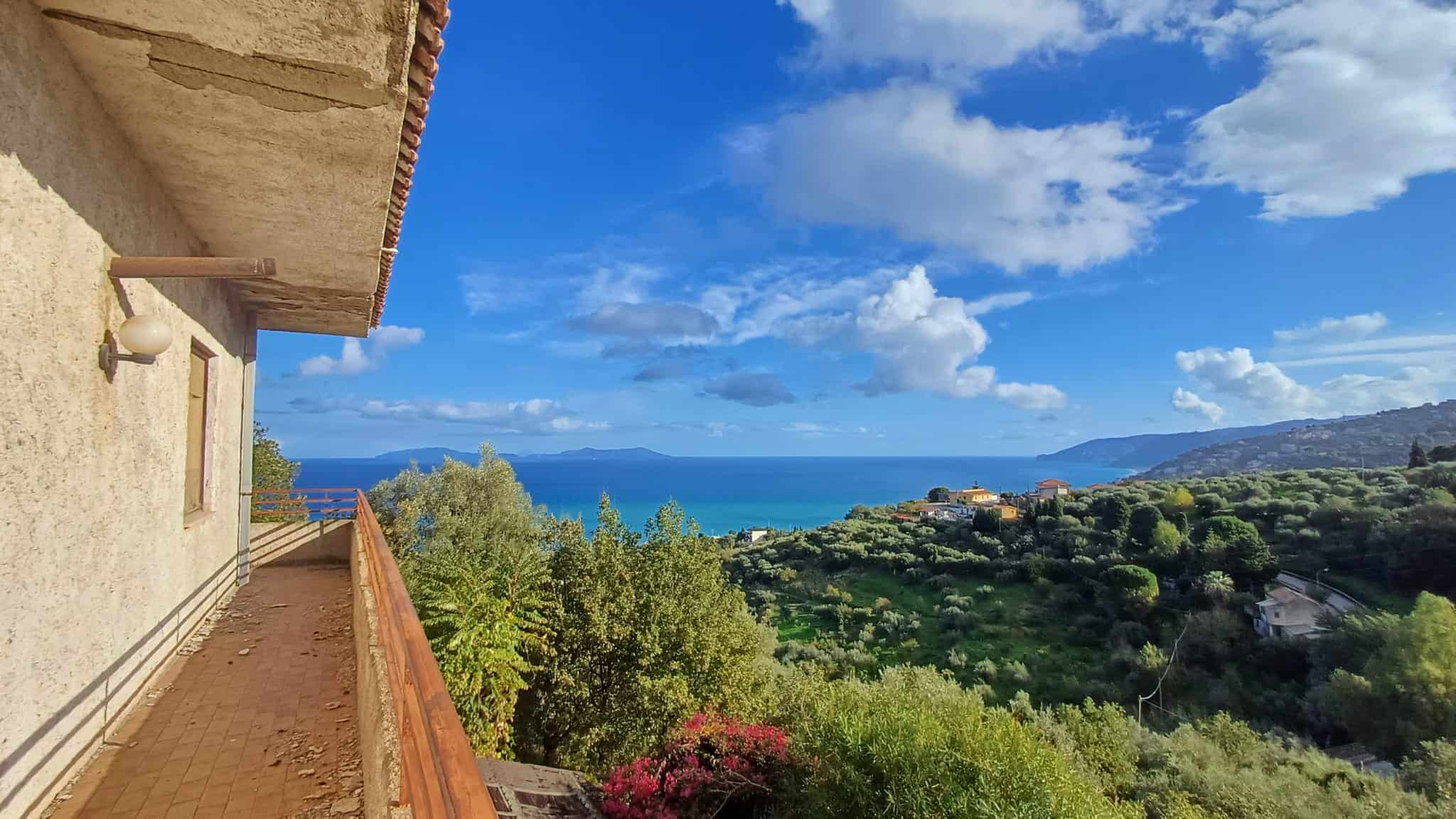 VISTA MARE INCANTEVOLE DA TERRAZZA SENTIERA ABBASTANZA AMPIA E PANORAMICA SULLA COSTA E IL CIELO DI GIORNO.