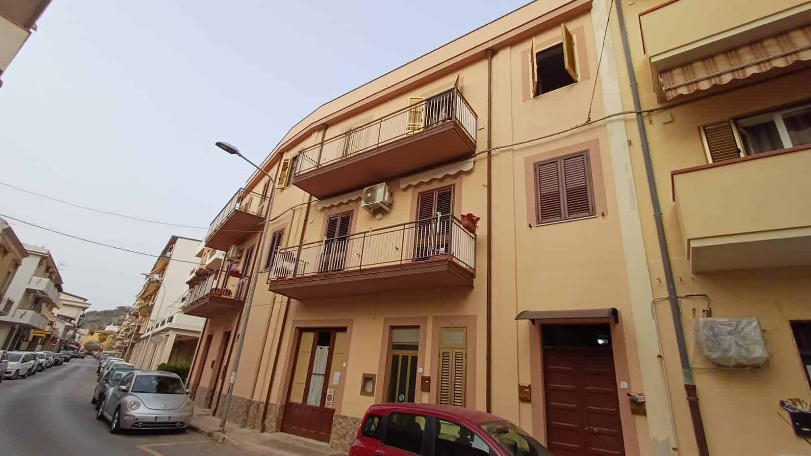 Appartamento con balcone al secondo piano in edificio storico vicino al centro città - NextCasa.