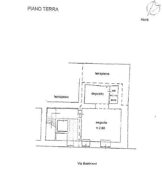 Pianta del piano terra di una proprietà con terrazzi, deposito e negozio, con indicazioni nord e via Baldisseri.