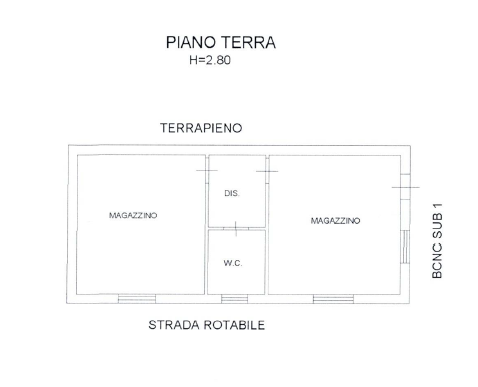 L'immagine mostra un piano di un edificio con dettagli delle stanze e delle aree, tra cui magazzino, disimpegno e W.C., con indicazioni di altezza e disposizione.