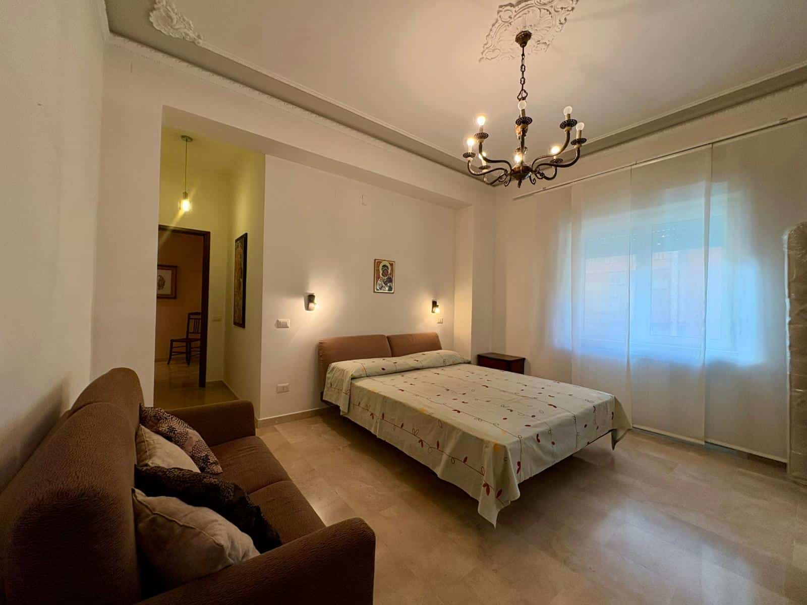 Ampio appartamento con camera da letto, arredato con mobili moderni e illuminazione elegante, ideale per affitto o vendita, vicino a servizi e trasporti, perfetto per vivere comodamente nella città.