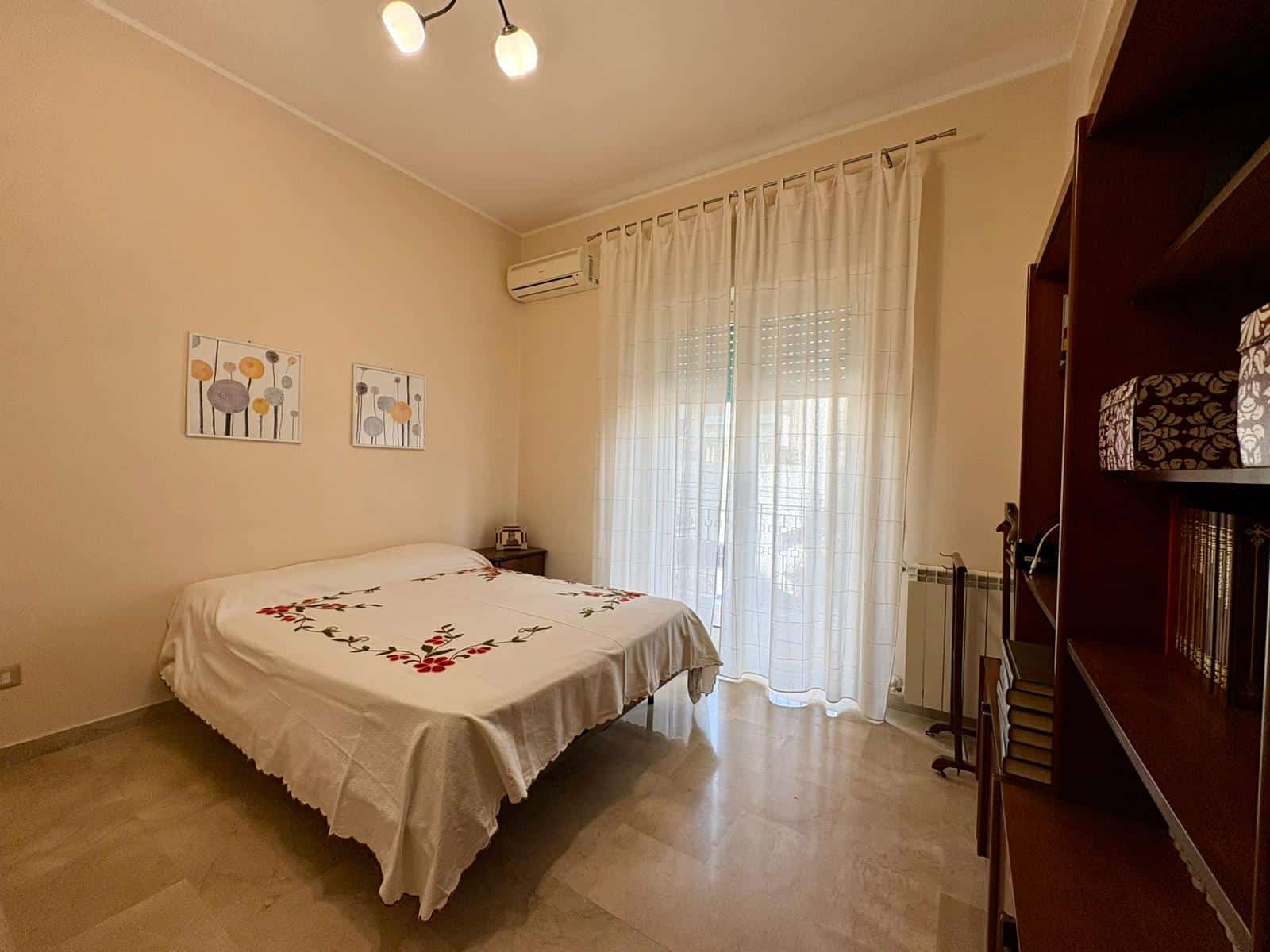 Camera da letto elegante con arredi moderni, calma e luminosità, ideale per acquisto o affitto residenziale in Italia, presentata da NextCasa.