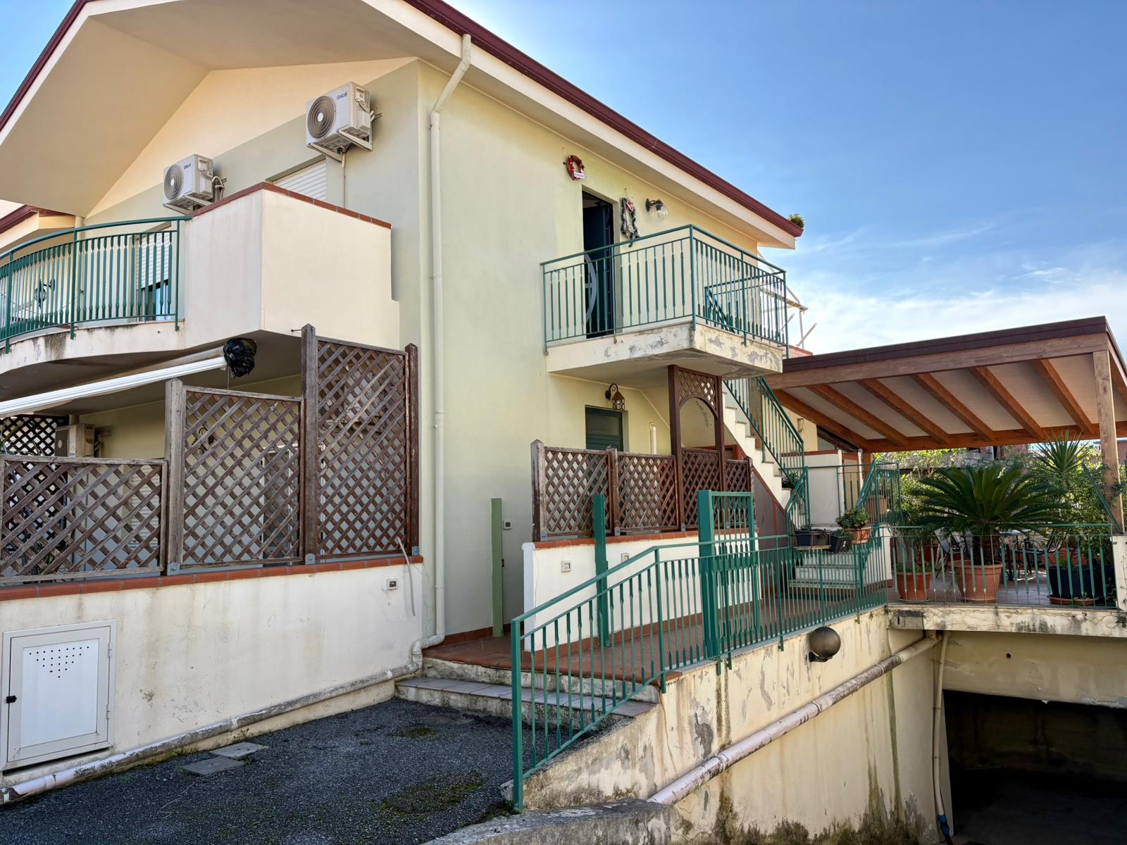 Accesso a casa con terrazza e aria condizionata, residenza moderna in zona urbana, ideale per vivere in comfort e stile.