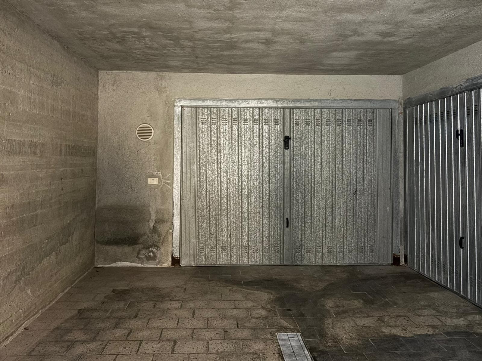 Automatic garage, spazio parcheggio coperto in condominio, garage in residence di nuova costruzione, area auto privata con porta automatica, parking garage sicuro e funzionale, NextCasa.